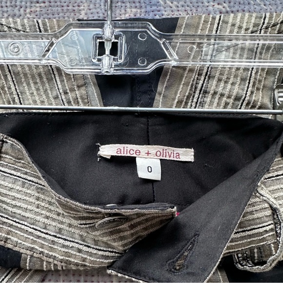 Alice + Olivia Cropped Striped Pants. Size 0 - Picture 4 of 12